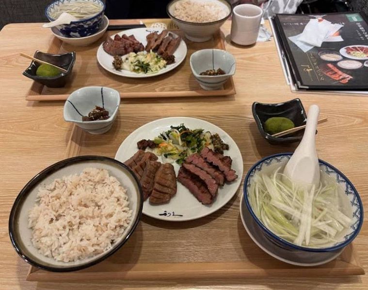 木のトレイにのせられた牛たん定食 4枚8切