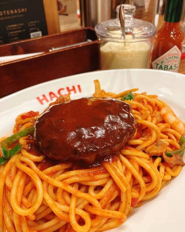 白いお皿の盛られたハンバーグ ナポリタン 黄金比率のビーフポーク