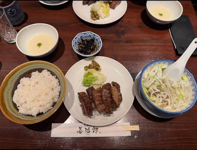 器に盛られた上撰極厚 真中たん定食 3枚9切