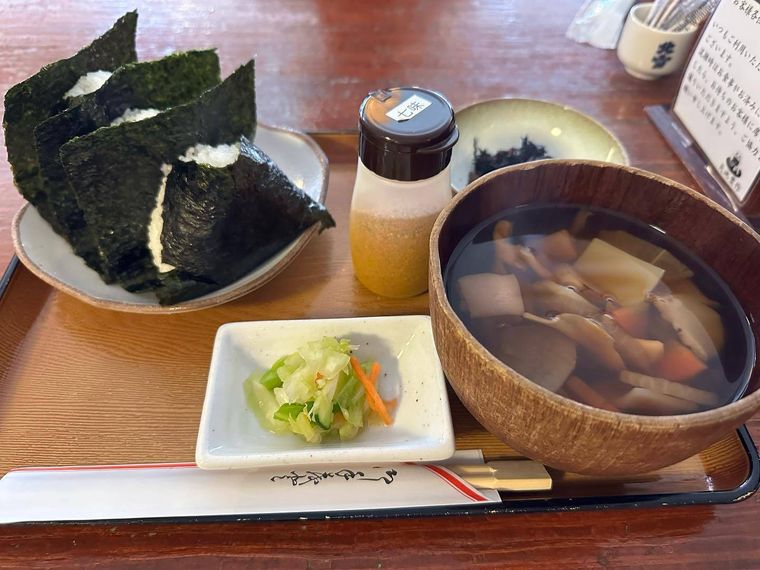 天地豊作のおにぎりとけんちん汁