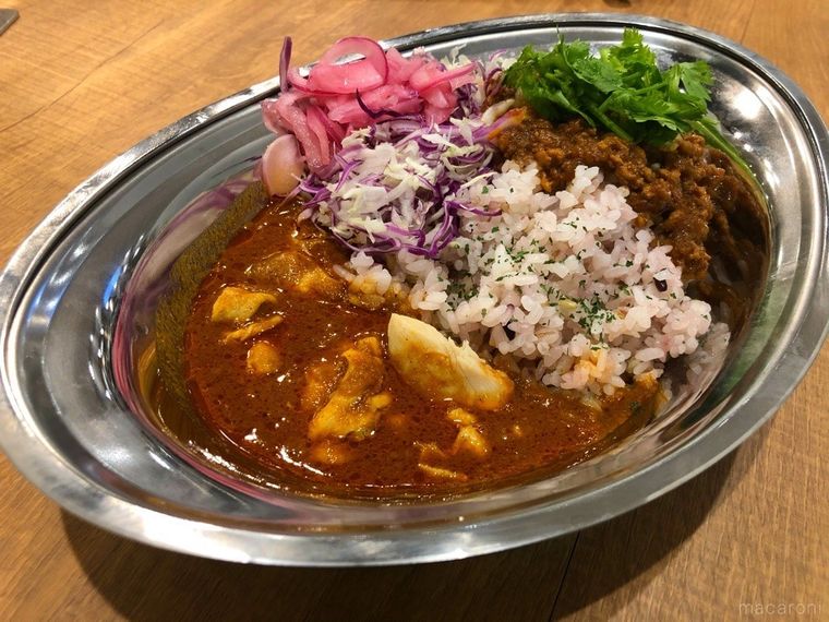 皿に盛られたチキンとキーマのあい盛りカレー