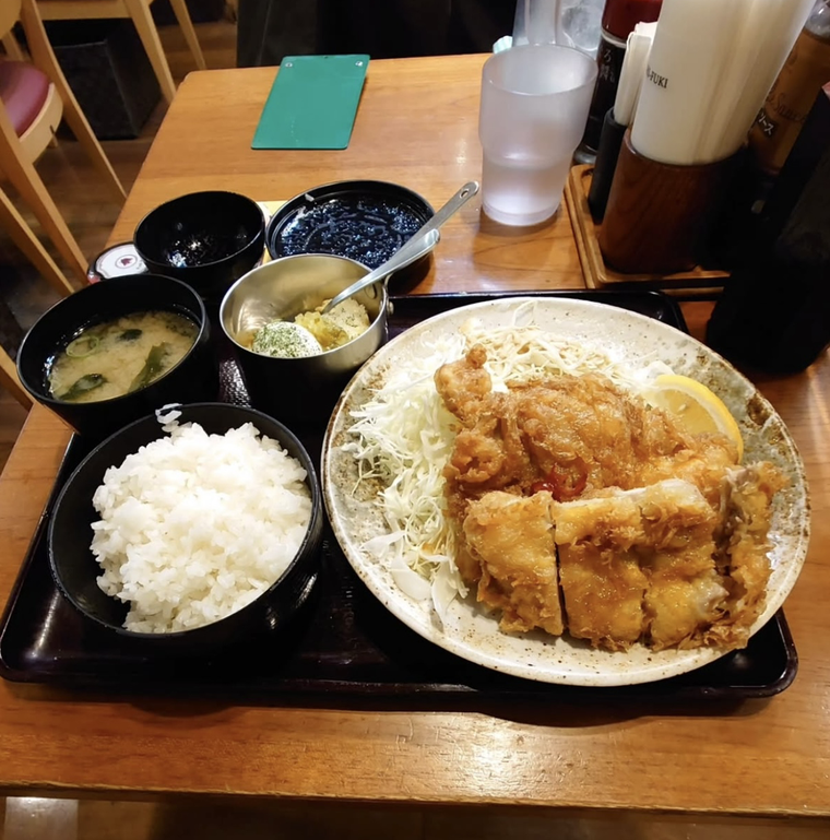 品川ひおきのチキン南蛮定食の写真