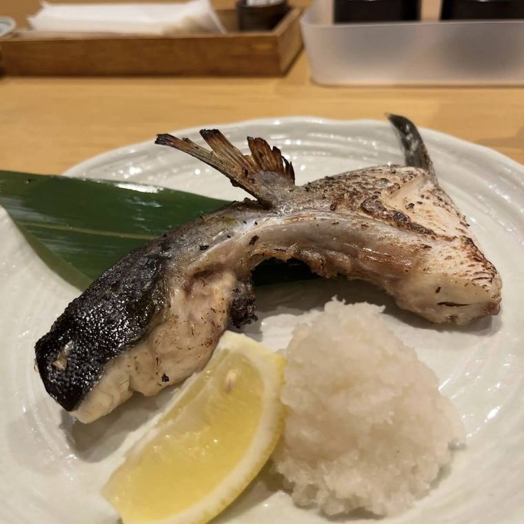 白い器にのった焼き魚