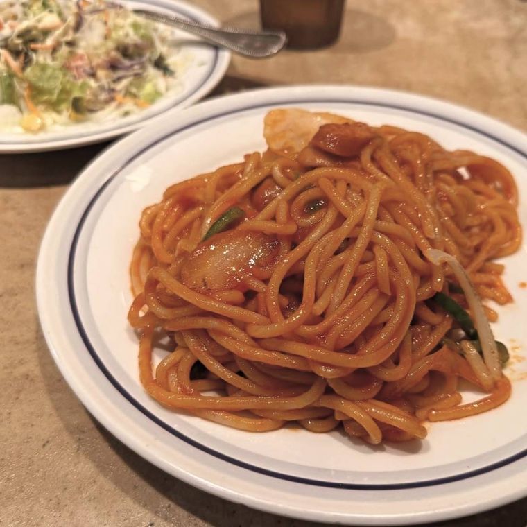 白い器に盛られたナポリタン