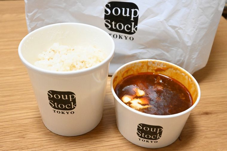 スープストックでテイクアウトした少なめのごはんと東京ボルシチが机の上に置いてある