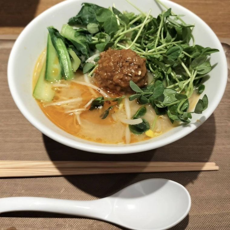 白い器に盛られたたんたん麺