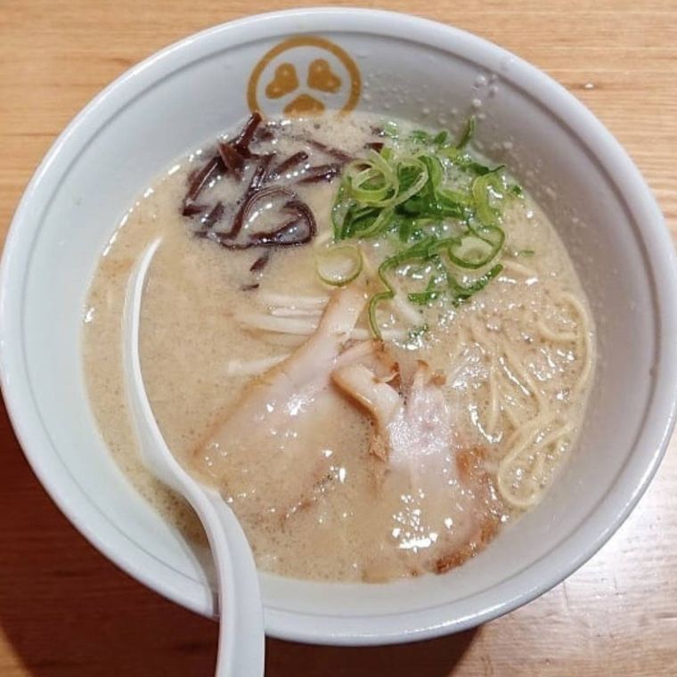 白い器に盛られた豚骨ラーメン
