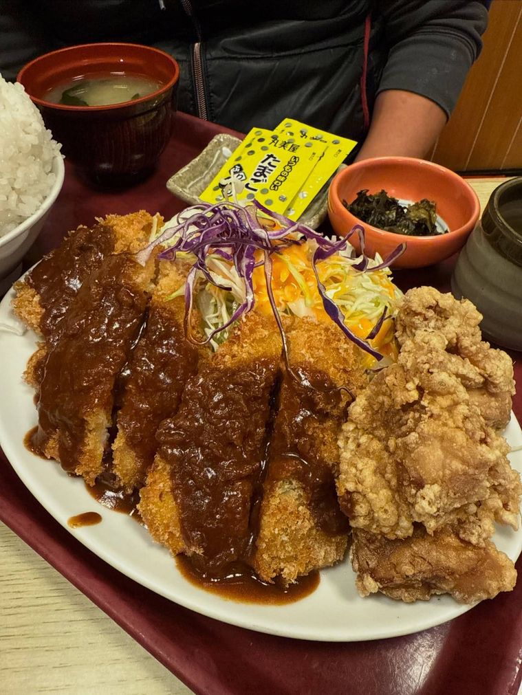 大ボリュームの唐揚げとトンカツ