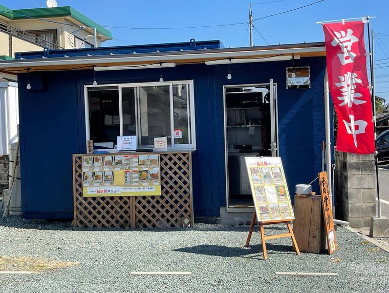 青い外観の小さな店舗