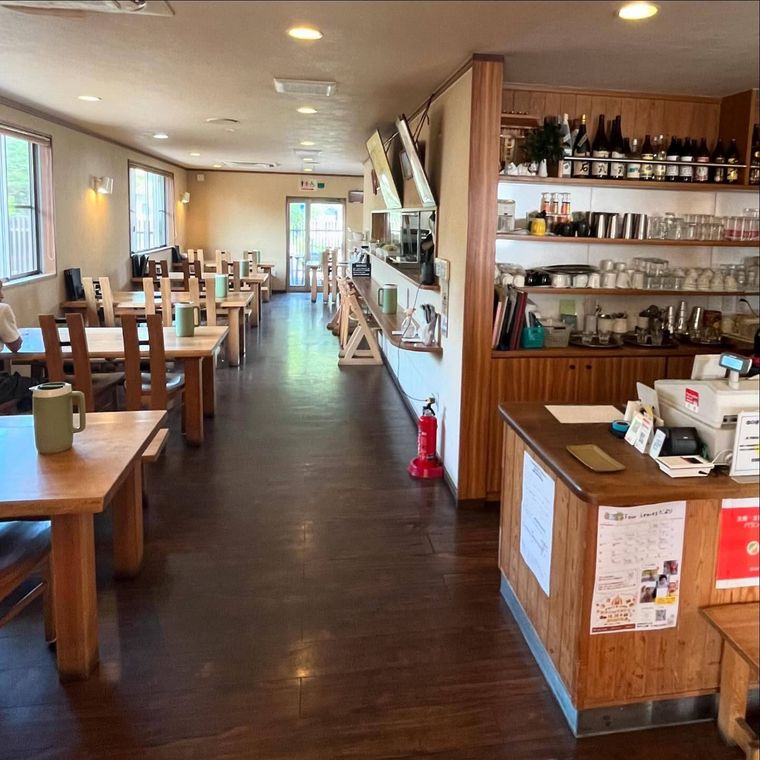 茶色を基調とした落ち着いた雰囲気の店内