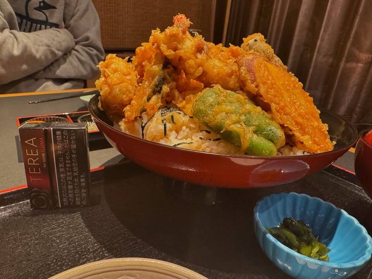 大きなどんぶりに盛られた天丼