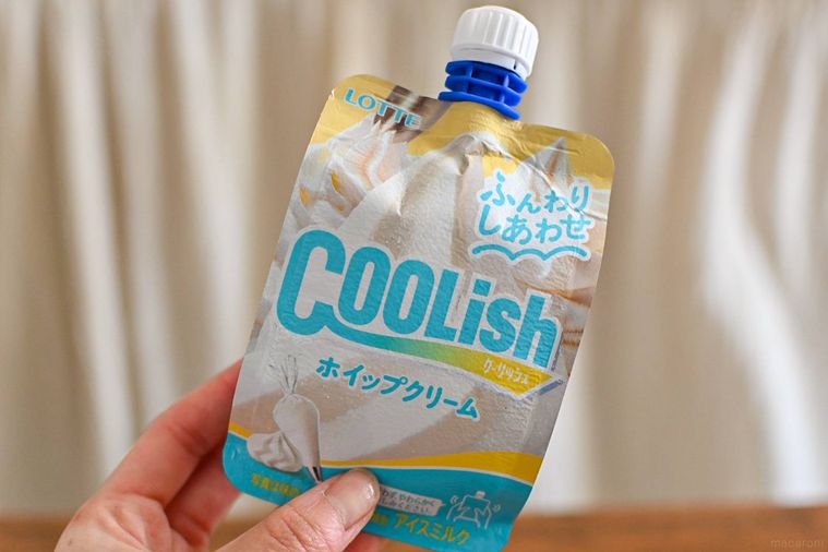 アイスのパッケージを持っているところ