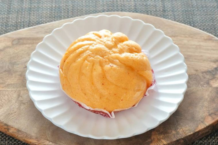 木のカッティングボードと白い皿にのった麻辣チーズまん