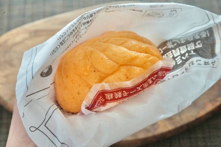 木のカッティングボードとコンビニの麻辣チーズまん