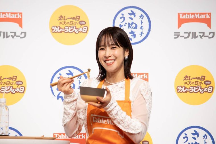 カレーうどんに入ったしめじを箸上げしている鷲見玲奈さん