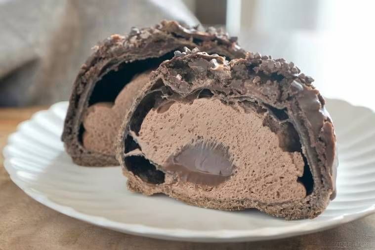 ローソンのUchi CaféGODIVA フォンダンクッキーシューを半分にカットした様子