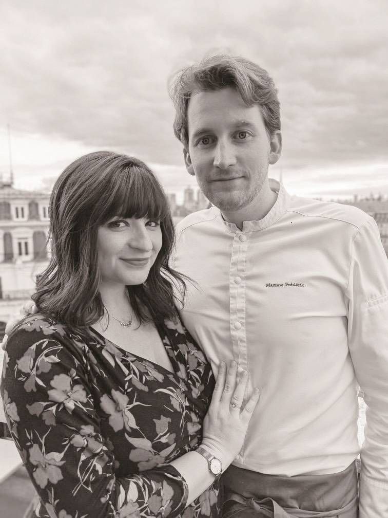 マキシム・フレデリック氏と女性