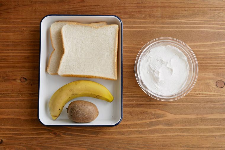 バナナとキウイのフルーツサンドの材料が並んでいる