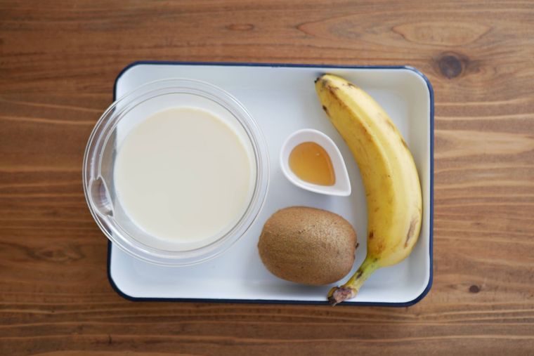 バナナとキウイのスムージーの材料が琺瑯バットの上に並んでいる