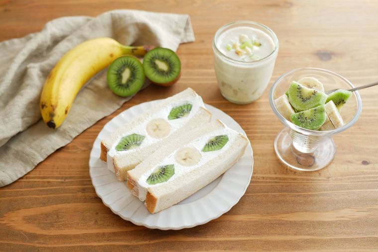 キウイバナナのフルーツサンド、フローズンフルーツ、スムージーが並んでいる