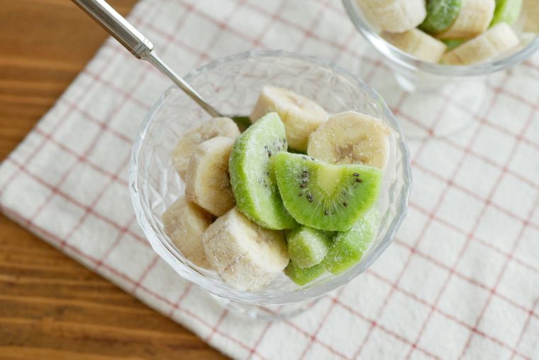 ガラス製の器にバナナとキウイのフローズンフルーツが盛られている