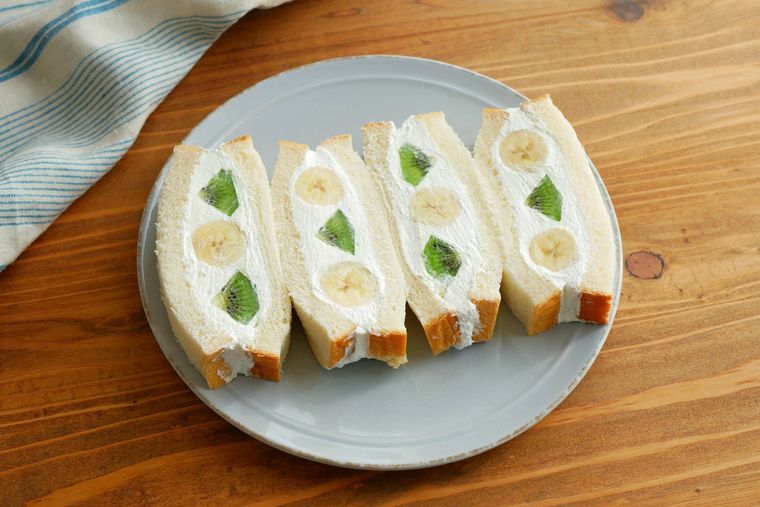 キウイとバナナのフルーツサンドが皿に盛られている