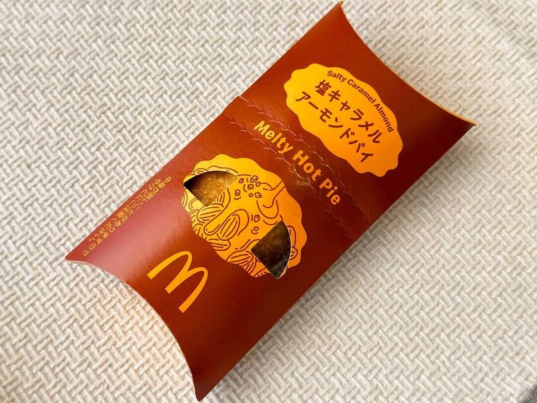 専用パッケージにいれられた塩キャラメルアーモンドパイが置かれている様子