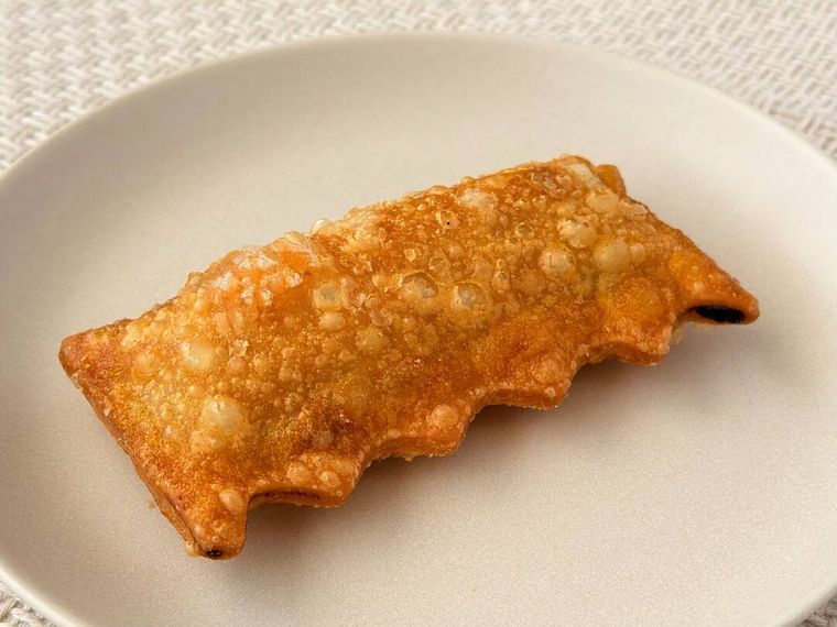 パッケージから取り出した塩キャラメルアーモンドパイがテーブルの上に置かれている様子