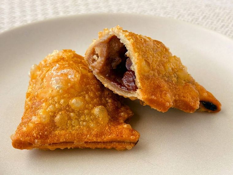 白皿に盛り付けられた塩キャラメルアーモンドパイの断面