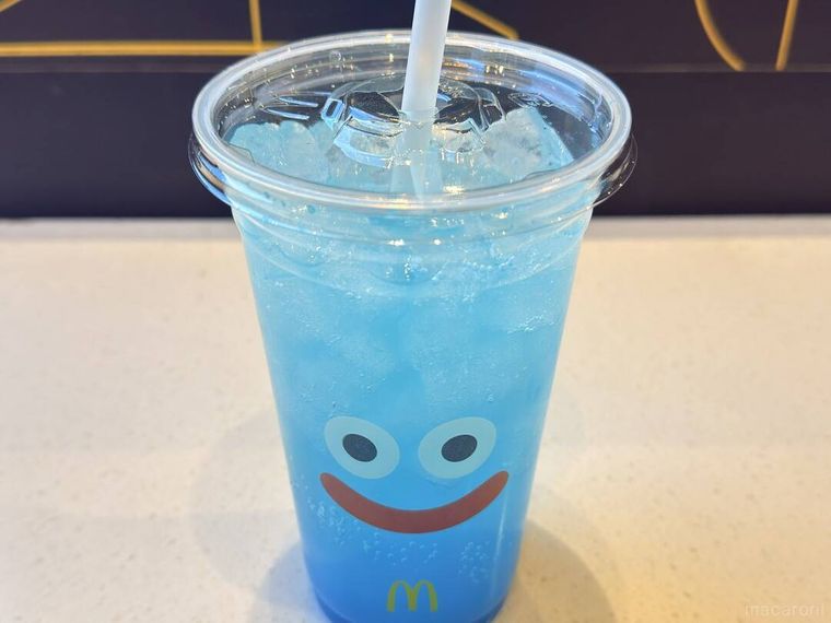 ストローがささったマックフィズ 爽やかヨーグルトソーダ味がテーブルの上に置かれている様子