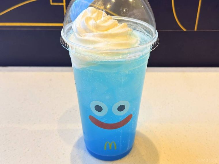 マックフロート 爽やかヨーグルトソーダ味がテーブルの上に置かれている様子