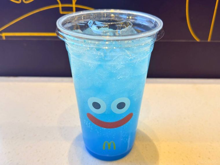 マックフィズ 爽やかヨーグルトソーダ味がテーブルの上に置かれている様子