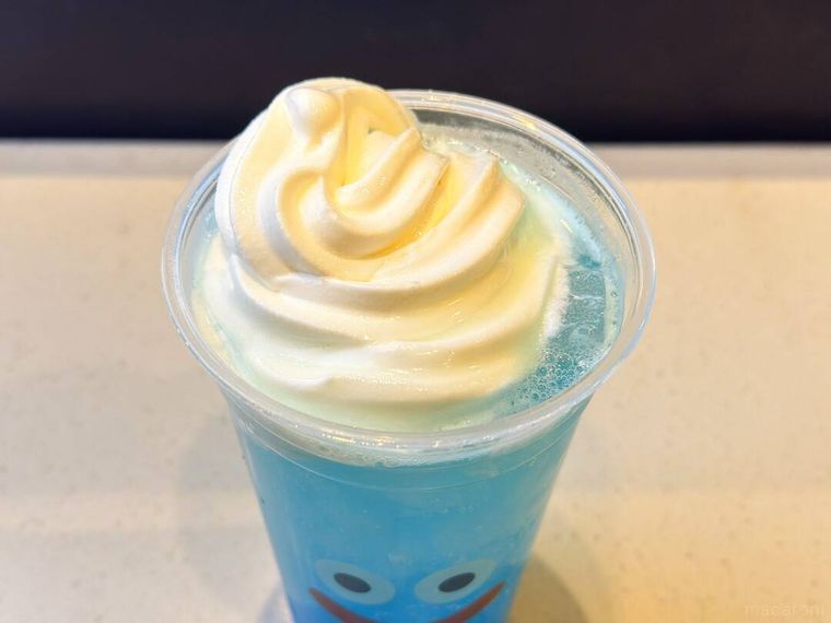ソフトクリームがのったマックフロート 爽やかヨーグルトソーダ味が置かれている様子