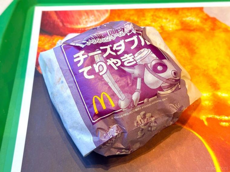 お盆にのせられたチーズダブルてりやきがテーブルの上に置かれている様子