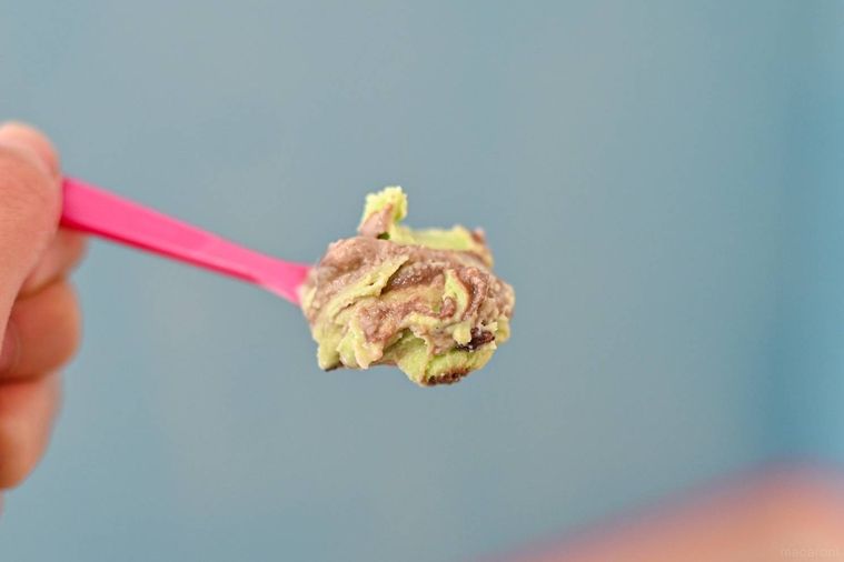 アイスをスプーンですくっているところ