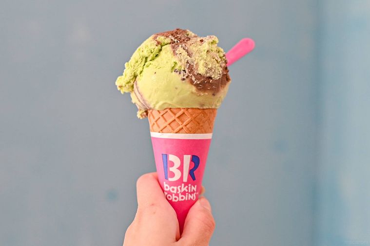 アイスを持っているところ