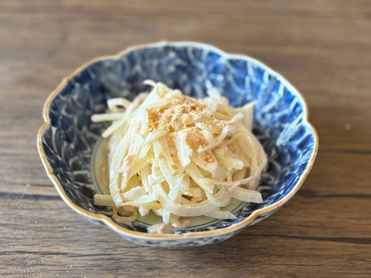 青色の和皿に盛られたツナと玉ねぎのサラダ