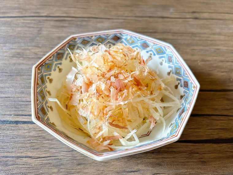 8角形の器に盛られたオニオンサラダ