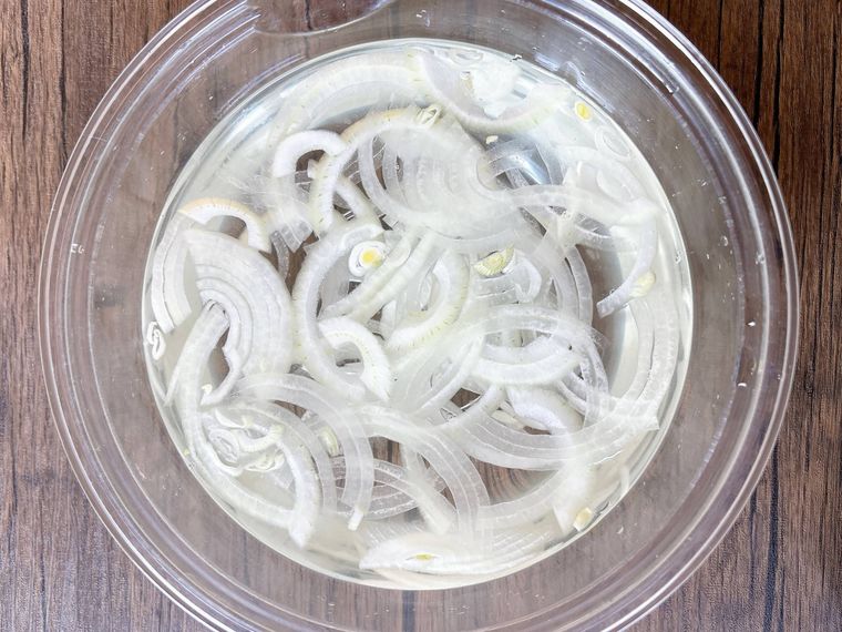 水をはったボウルに入った薄切り玉ねぎ