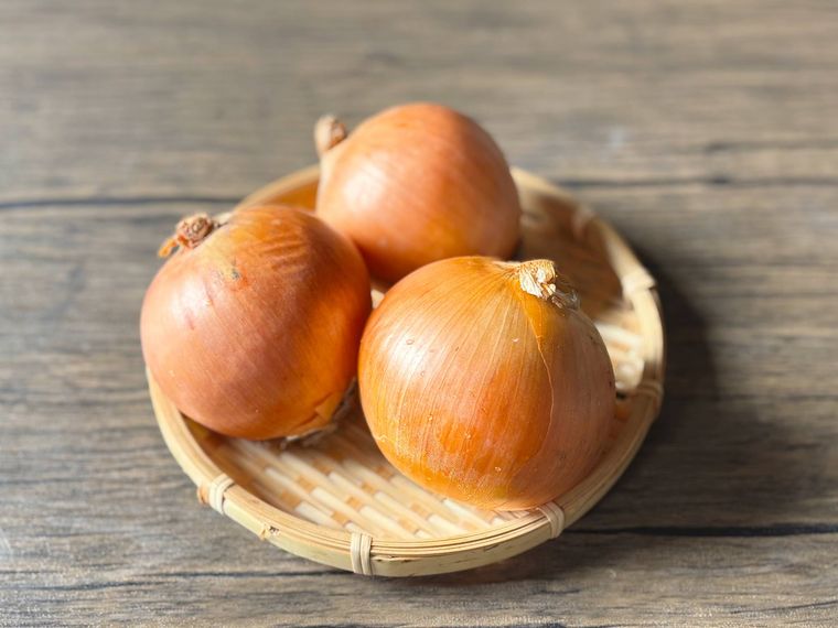 ザルに盛られた玉ねぎ