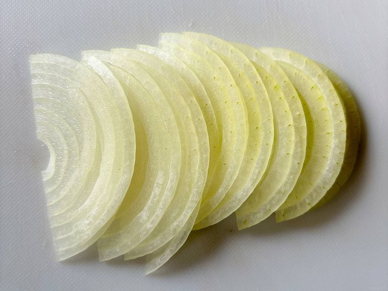 繊維を断って切った玉ねぎ