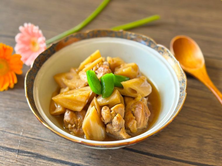 深皿に盛られた冷凍れんこんと鶏肉の煮物