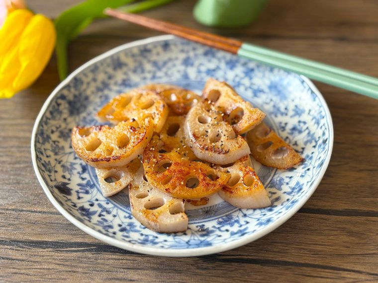 和皿に盛られた冷凍れんこんバター焼き