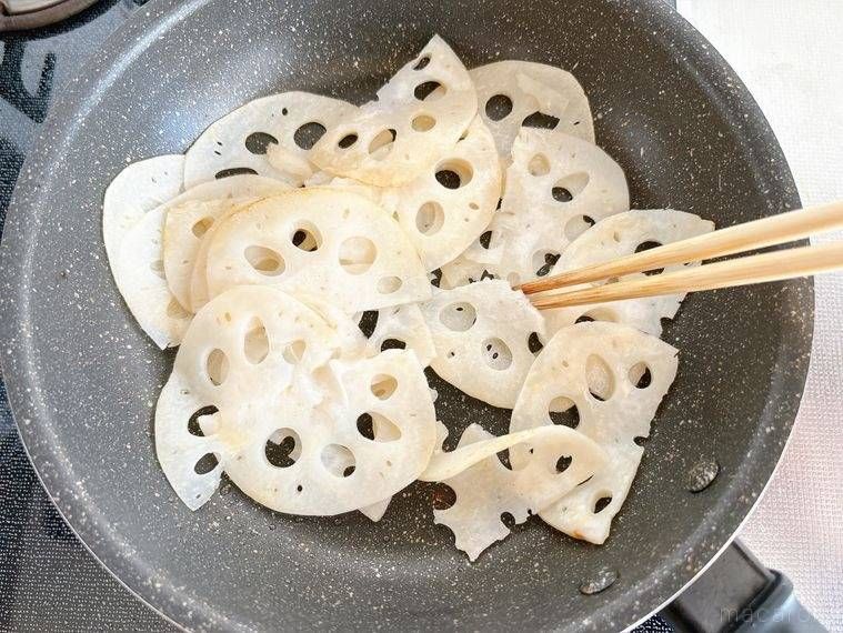冷凍したれんこんを凍ったまま炒める様子