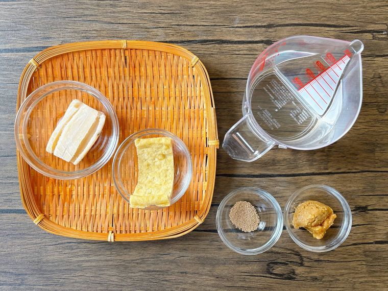 冷凍れんこんの味噌汁の材料