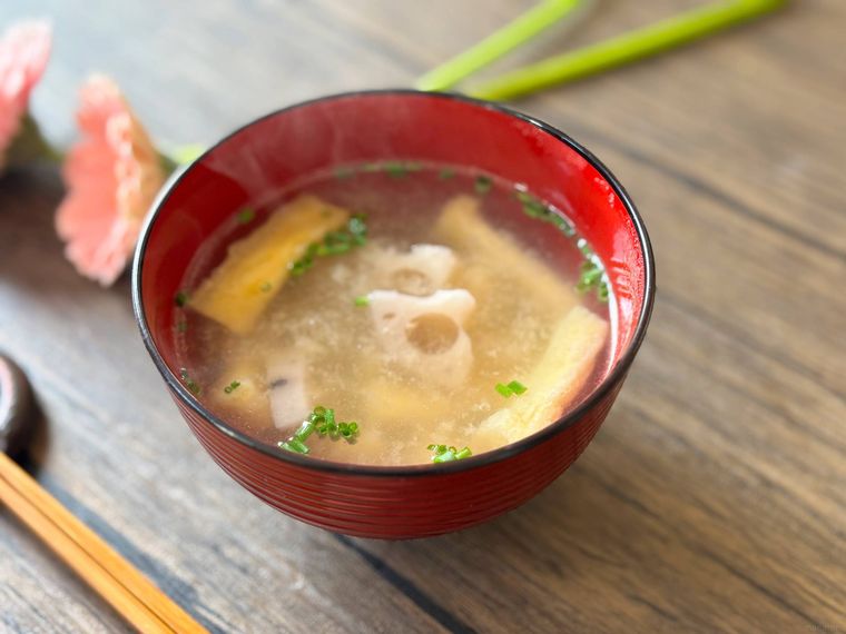 赤色の椀に盛られた冷凍れんこんの味噌汁