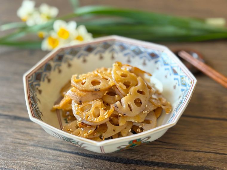 和皿に盛られた冷凍れんこんのきんぴら