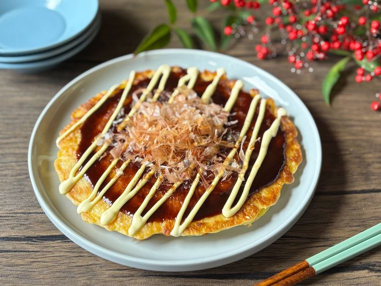 ブルーグレーの丸皿に盛られた玉ねぎのお好み焼き