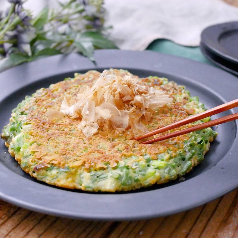 灰色の丸皿に盛られたねぎ焼き