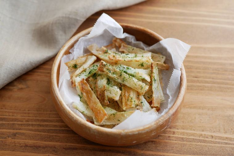 大根の皮のほくほく揚げが木製の皿に盛られている